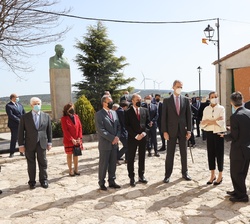 Los Reyes conversan en la Plaza de las Reliquias