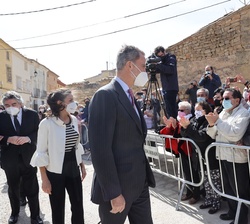 Don Felipe y Doña Letizia reciben el saludo de los vecinos de Fuendetodos