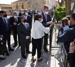 Los Reyes con los vecinos durante su visita a Fuendetodos