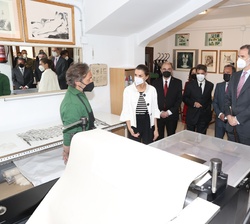 Los Reyes en el Taller del Grabado “Antonio Saura” con el artista y grabador, residente en Fuendetodos. Pascual Adolfo López Salueña