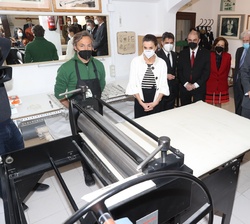 Don Felipe y Doña Letizia en su visita al Taller del Grabado “Antonio Saura”