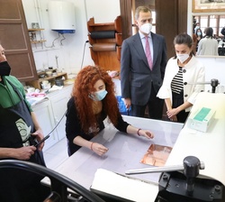 Los Reyes observan un proceso de grabado