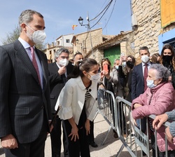 Don Felipe y Doña Letizia conversan con los vecinos