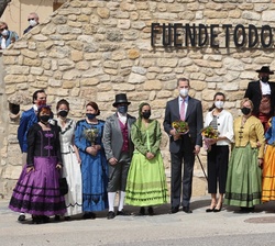 Don Felipe y Doña Letizia junto a los vecinos con trajes de ambientados en la época de Goya