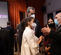 Don Felipe y Doña Letizia conversan con el cineasta Carlos Saura