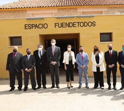 Sus Majestades los Reyes junto a las autoridades assistentes al evento