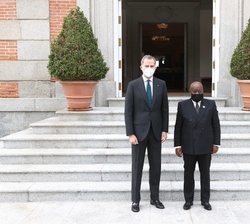 Don Felipe acompañado del Presidente de la República de Ghana, Nana Addo Dankwa Akufo-Addo, a su llegada al Palacio de La Zarzuela