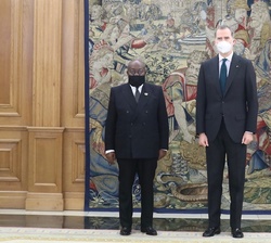 Su Majestad el Rey acompañado del Presidente de la República de Ghana, Nana Addo Dankwa Akufo-Addo