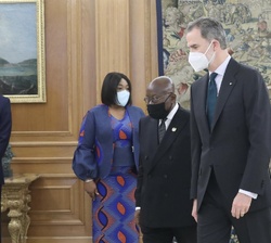 Don Felipe y el Presidente de la República de Ghana, Nana Addo Dankwa Akufo-Addo, se dirigen al despacho de Su Majestad el Rey