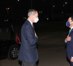 Su Majestad el Rey recibe el saludo del presidente de la Junta de Andalucía, Juan Manuel Moreno