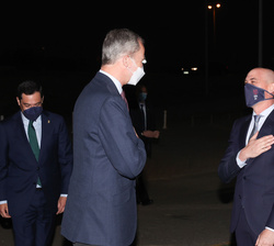 Su Majestad el Rey recibe el saludo del presidente de la Real Federación Española de Fútbol, Luis Rubiales
