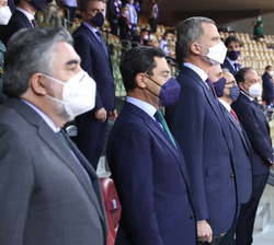 Su Majestad el Rey junto a las autoridades durante la interpretación del Himno Nacional