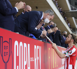 Su Majestad el Rey hace entrega del trofeo de subcampeón al capitán del Athletic Club, Iker Muniaín