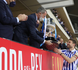 Su Majestad el Rey hace entrega del trofeo del Campeón de la "Copa de S.M. el Rey" edición 2019/2020 al capitán de la Real Sociedad, Asier I