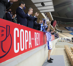 El Capitán de la Real Sociedad levanta el trofeo de Campeón de la "Copa de S.M. el Rey" edición 2019/2020 que le acaba de entregar Don Felip