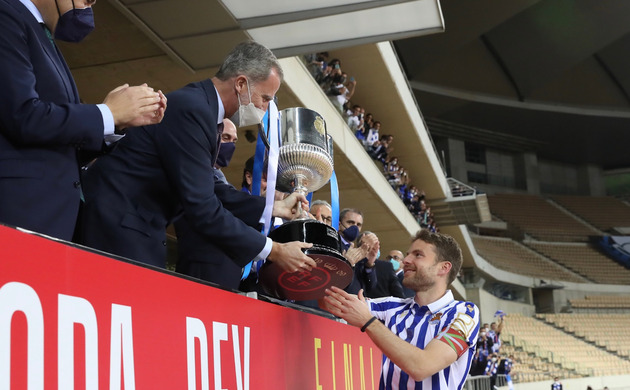 Su Majestad el Rey hace entrega del trofeo del Campeón de la "Copa de S.M. el Rey" edición 2019/2020 al capitán de la Real Sociedad, Asier Illaramendi
