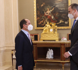 Su Majestad el Rey recibe el saludo del presidente de Bergé y Compañía, Jaime Gorbeña Yllera