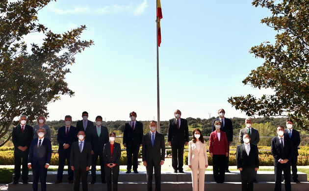 Fotografía de grupo de Su Majestad el Rey con la Junta de Gobierno del Colegio Oficial de Ingenieros de Telecomunicación