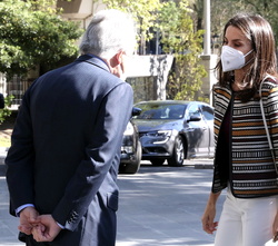 Su Majestad la Reina a su llegada al acto recibe el saludo del presidente de la Fundación Mutua Madrileña, Ignacio Garralda