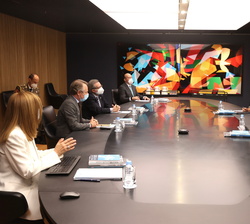 Su Majestad la Reina durante la reunión de trabajo con la Fundación Mutua Madrileña