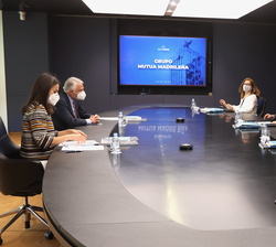 Su Majestad la Reina durante la reunión de trabajo con la Fundación Mutua Madrileña