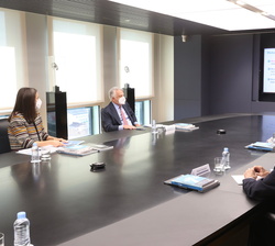 Su Majestad la Reina durante la reunión de trabajo con la Fundación Mutua Madrileña