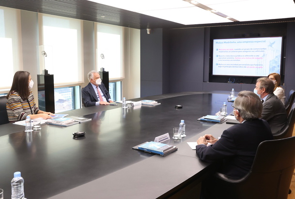 Su Majestad la Reina durante la reunión de trabajo con la Fundación Mutua Madrileña