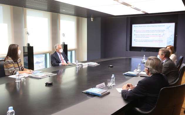 Su Majestad la Reina durante la reunión de trabajo con la Fundación Mutua Madrileña