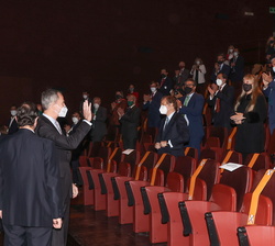 Su Majestad el Rey a su entrada en el auditorio saluda a los asistentes
