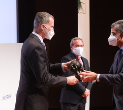 Su Majestad el Rey entrega el premio "Pyme Eficiencia Energética y Sostenibilidad" a Productos Sur; recoge el galardón el consejero delegado