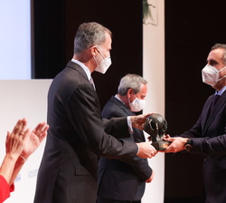 Su Majestad el Rey entrega el premio "Pyme Innovación Tecnológica" a Productos Citrosol; recoge el premio el consejero delegado, Jorge Bretó