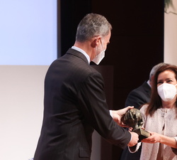 Su Majestad el Rey entrega el premio "Pyme por la Igualdad" a Grupo R. Queraltó; recoge el galardón su presidenta, Reyes Queraltó