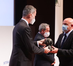 Su Majestad el Rey entrega el premio "Pyme Transformación Digital" a Savia Proyectos y Mantenimiento, recoge el galardón, su gerente, Juan F