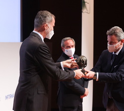 Su Majestad el Rey entrega el premio "Pyme con mejores prácticas de pago" a Bigbuy; recoge el premio el director de relaciones externas, Jos