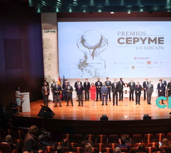 Fotografía de grupo de Su Majestad el Rey junto a los premiados, autoridades y los patrocinadores