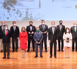 Su Majestad el Rey junto a los premiados y autoridades
