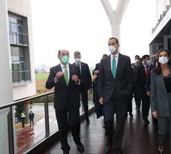 Don Felipe y Doña Letizia durante su recorrido por el Campus de Innovación y Formación de Iberdrola