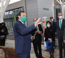Sus Majestades los Reyes reciben explicaciones del director de Innovación, Política Energética y Calidad de Iberdrola, Agustín Delgado, durante su rec