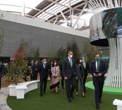 Sus Majestades los Reyes durante su recorrido por la Plaza Iberdrola, a su paso por la Pantalla 360º