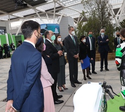 Don Felipe y Doña Letizia reciben explicaciones de unos alumnos sobre el coche eléctrico de la escudería ICAI Speed Club Electric
