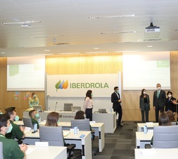 Sus Majestades los Reyes a su paso por el Aula Magna donde se desarrolla un taller formativo con participantes de la "Comunidad Talento Iberdrola