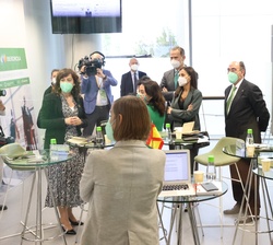 Don Felipe y Doña Letizia a su paso por la Sala Pecera donde se estaba desarrollando una reunión de trabajo del proyecto "Re-skilling 4 Employmen