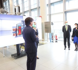Sus Majestades los Reyes reciben explicaciones a su paso por el taller de Prevención