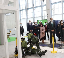 Don Felipe y Doña Letizia reciben explicaciones durante una simulación realizada durante su recorrido por el Campus