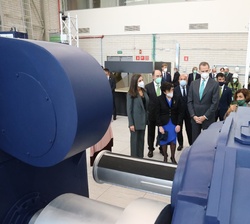 Sus Majestades los Reyes atienden a las explicaciones en un momento del recorrido 