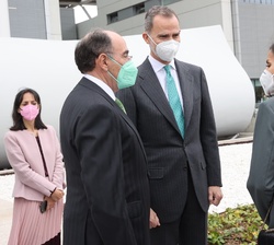 Los Reyes son despedidos por el presidente de Iberdrola, Ignacio Galán, tras finalizar el acto