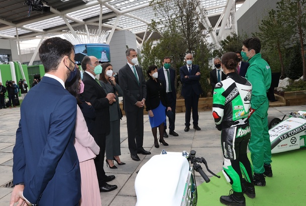 Don Felipe y Doña Letizia reciben explicaciones de unos alumnos sobre el coche eléctrico de la escudería ICAI Speed Club Electric