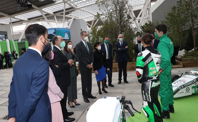 Don Felipe y Doña Letizia reciben explicaciones de unos alumnos sobre el coche eléctrico de la escudería ICAI Speed Club Electric