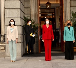Su Majestad la Reina junto a la presidentas del Congreso de los Diputados y del Senado, Meritxell Batet y Pilar Llop; y la vicepresidenta primera del 