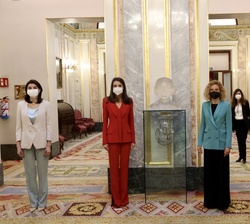 La Reina y las presidentas del Congreso y del Senado y la vicepresidenta primera del Gobierno junto al busto de Clara Campoamor